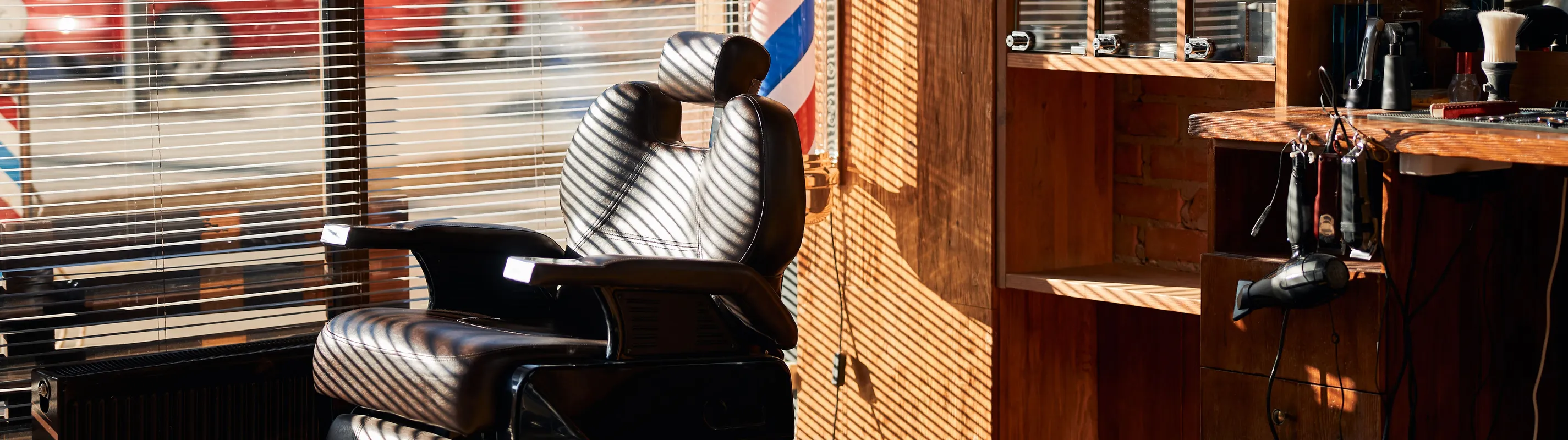 Klassisk frisörsalong med barberare på Östermalm